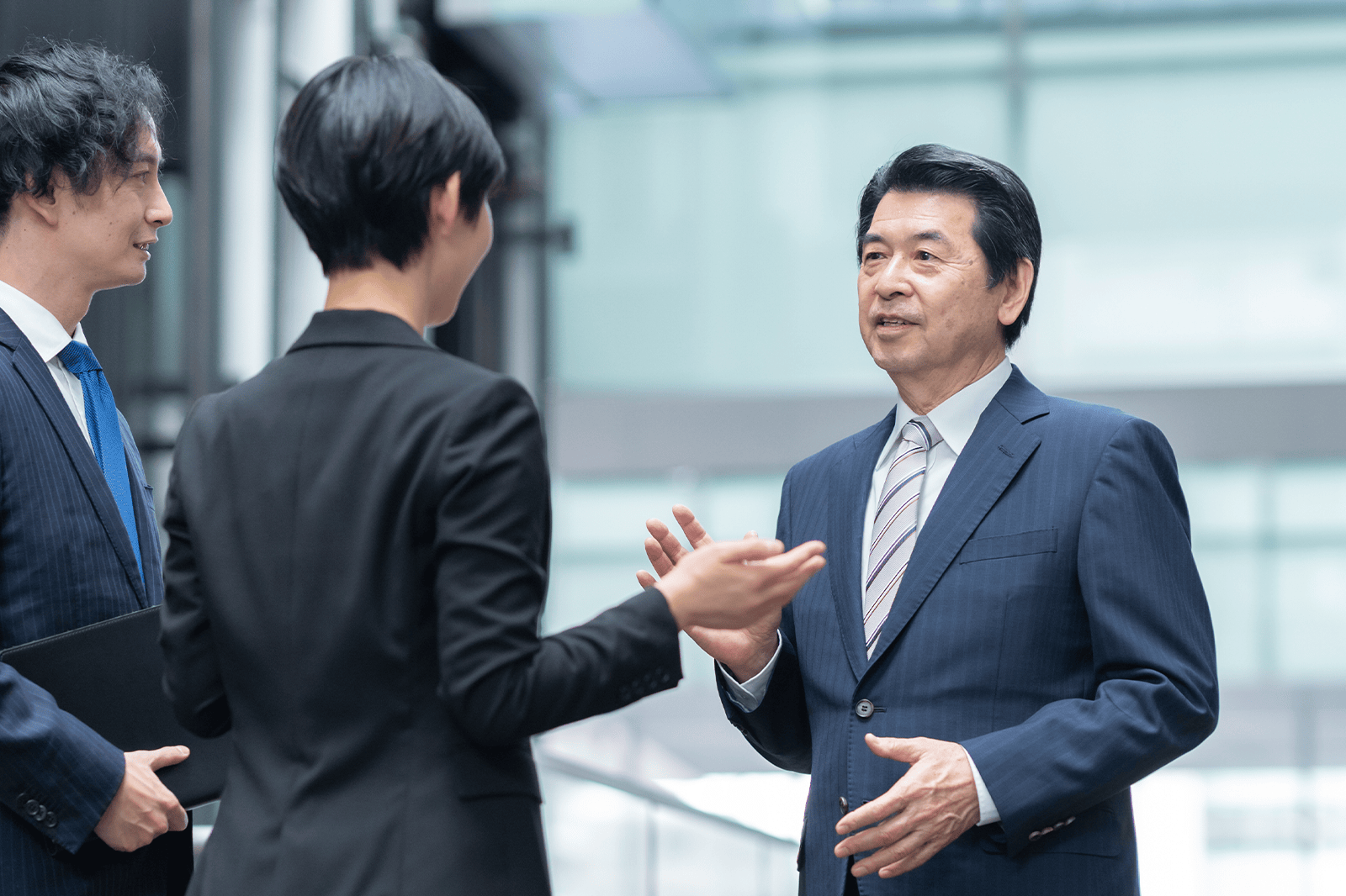 経営者が集まって、経済について対話している様子